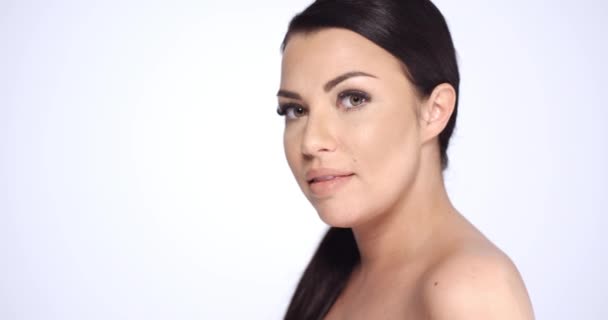 Smyslná brunetka žena v Beauty střílet — Stock video