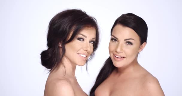 Deux filles sensuelles posant en studio sur blanc — Video