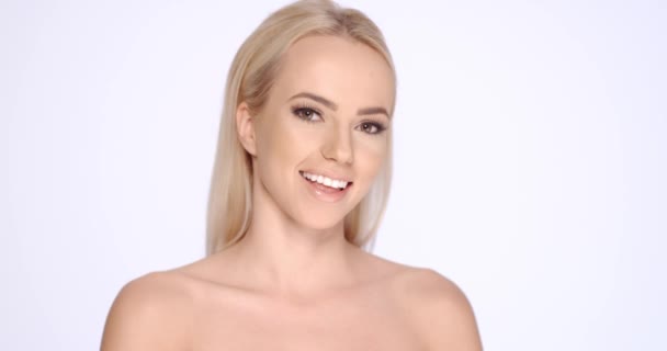Mujer bonita desnuda sonriendo a la cámara — Vídeo de stock