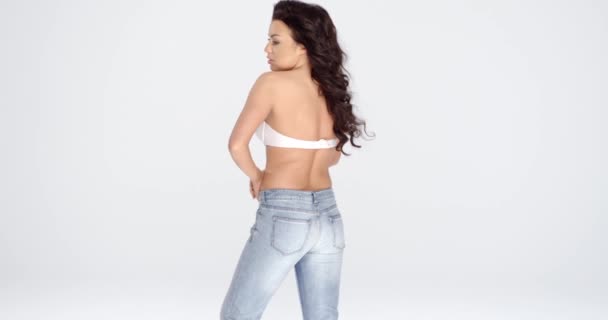 Femme séduisante portant des sous-vêtements un jeans — Video