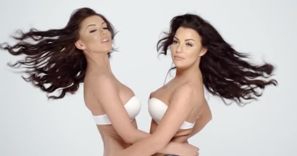 Deux belles jeunes femmes aux gros seins en lingerie — Video