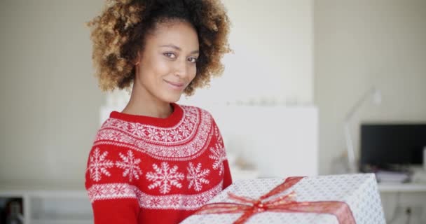 Mulher afro-americana sexy com presente de Natal — Vídeo de Stock