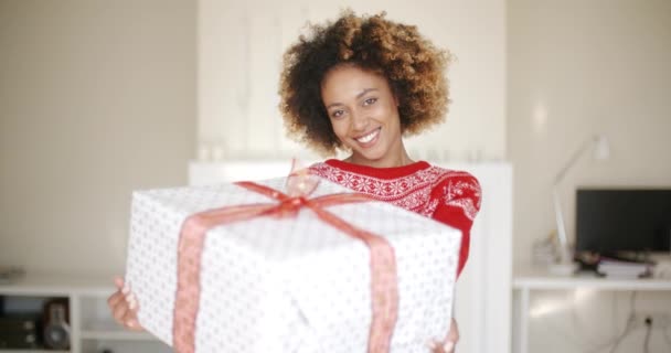 Sexy mujer afroamericana con regalo de Navidad — Vídeo de stock