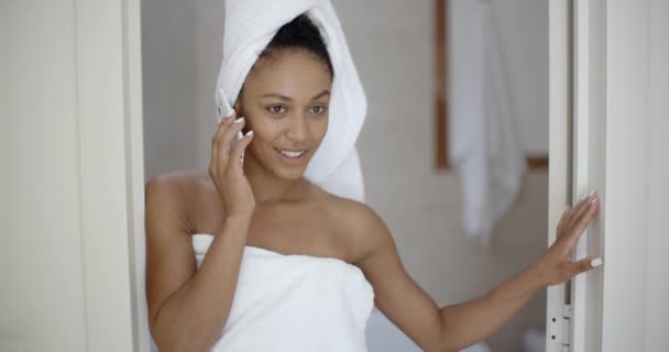 Mujer hablando por teléfono en el baño — Vídeo de stock