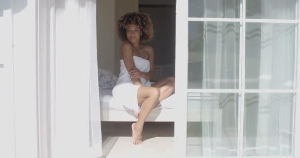 白色浴袍的女人 — 图库视频影像
