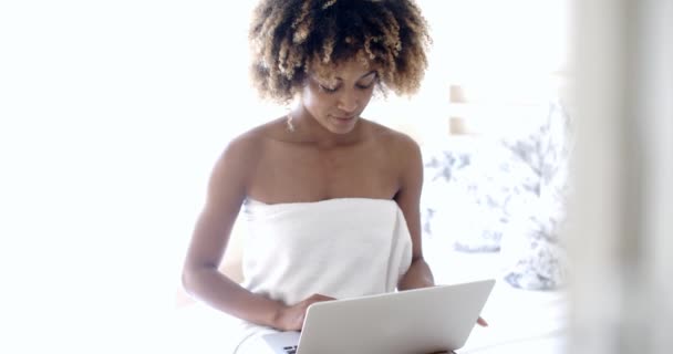 Vrouw met laptop op bed — Stockvideo