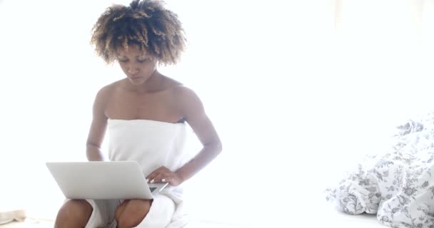 Vrouw met laptop computer — Stockvideo