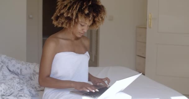 Mujer escribiendo en el ordenador portátil — Vídeos de Stock