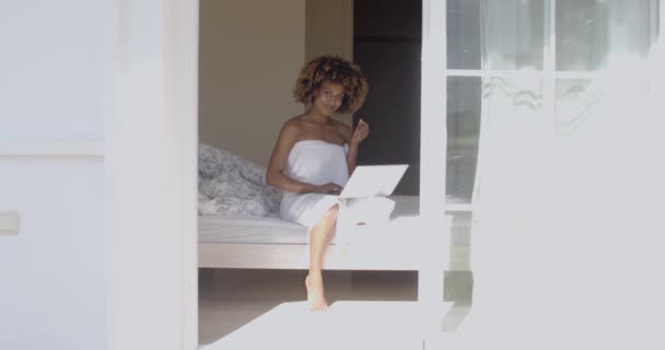 Mulher usando laptop na cama — Vídeo de Stock