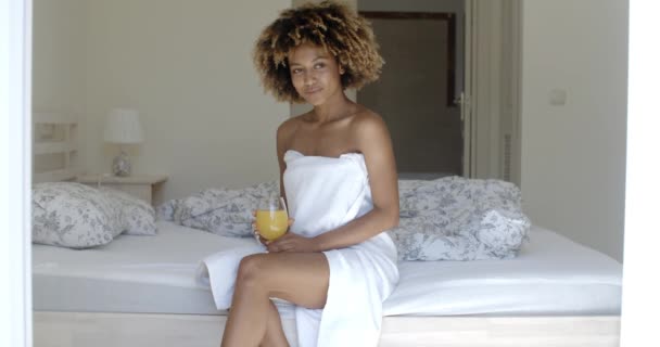 Woman drinking orange juice — Stock Video