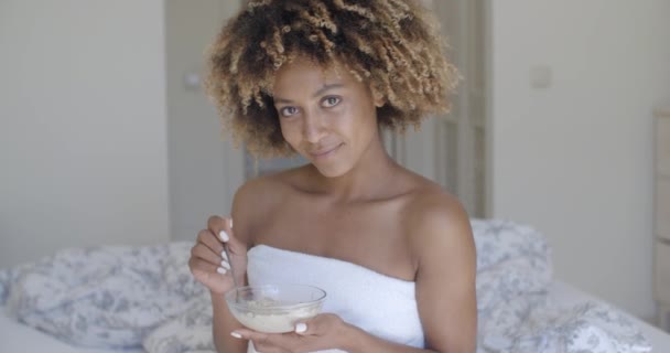 Mujer desayunando en la cama — Vídeo de stock