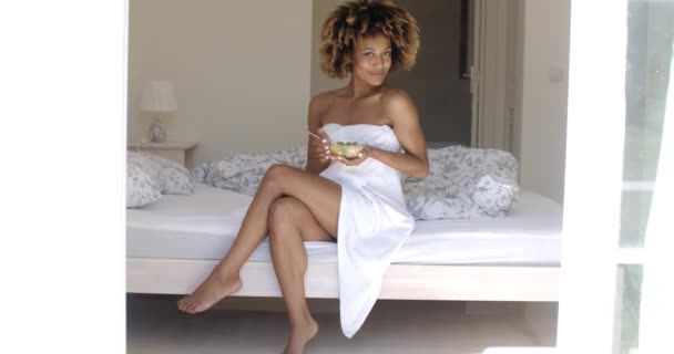 Mujer comiendo ensalada de verduras — Vídeos de Stock