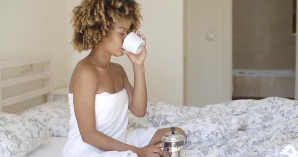 Mujer bebiendo café recién hecho — Vídeos de Stock