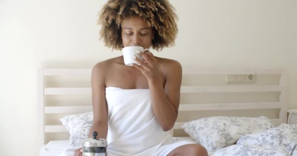 Mujer con taza de café en la cama — Vídeos de Stock