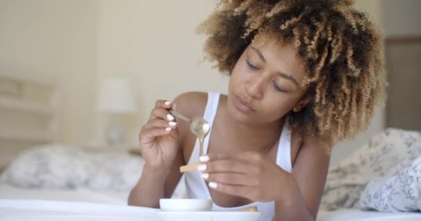 Mujer desayunando en la cama — Vídeos de Stock