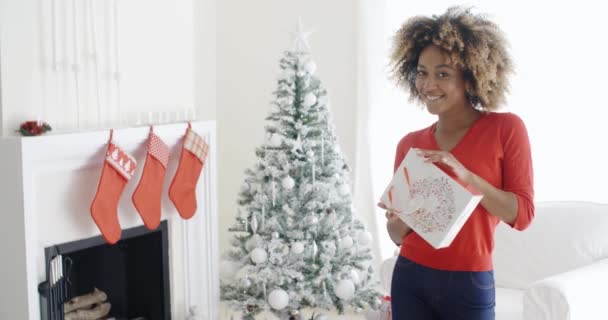 Mulher segurando presente de Natal — Vídeo de Stock