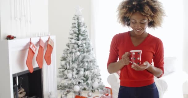 Vrouw genieten van koffie — Stockvideo