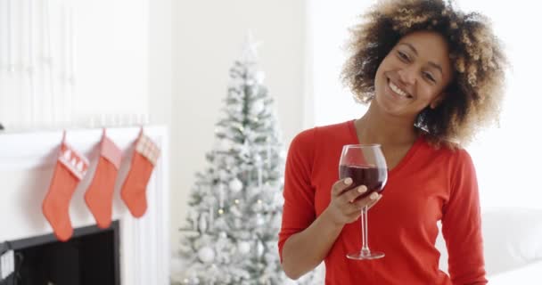 Mujer ofreciendo brindis de Navidad — Vídeos de Stock