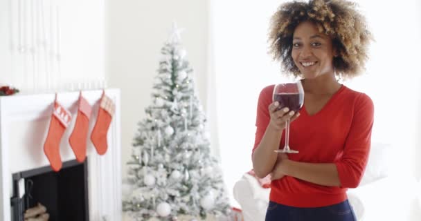 Mulher oferecendo torrada de Natal — Vídeo de Stock