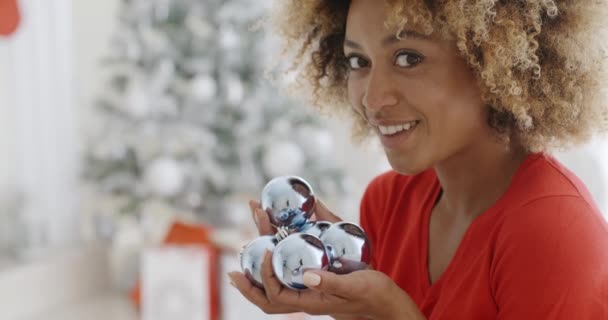 Woman carrying handful of Xmas decorations — Stok video