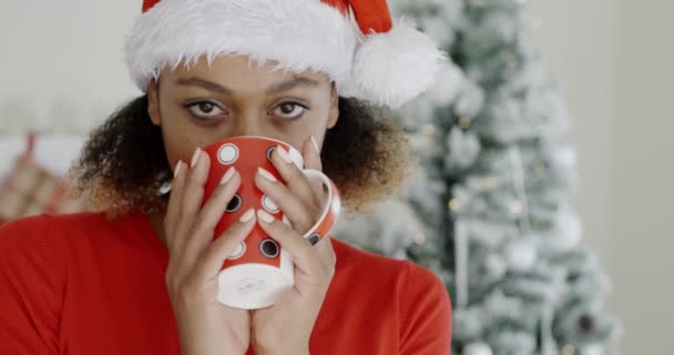 Mulher gostando de café quente no Natal — Vídeo de Stock