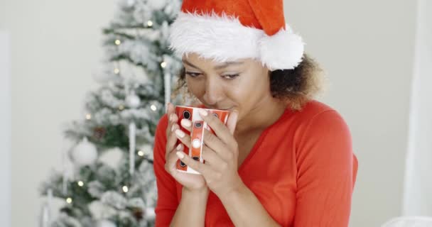 Frau genießt an Weihnachten heißen Kaffee — Stockvideo