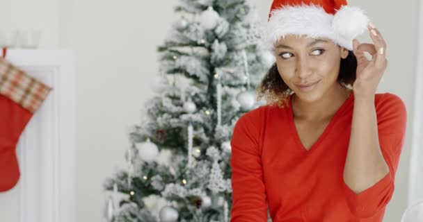 Mladá žena v Santa klobouku — Stock video