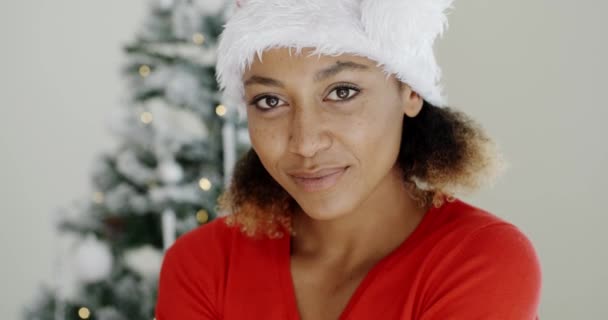 Uśmiechnięta kobieta w świątecznym czerwonym kapeluszu Świętego Mikołaja — Wideo stockowe