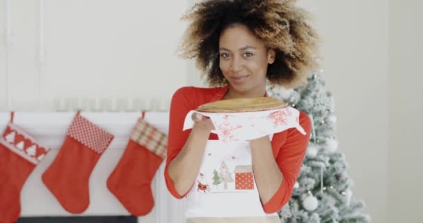Szczęśliwa młoda kobieta trzyma ciasto świąteczne — Wideo stockowe