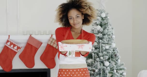 Ευτυχισμένη μοντέρνα νεαρή γυναίκα με ένα χριστουγεννιάτικο επιδόρπιο — Αρχείο Βίντεο