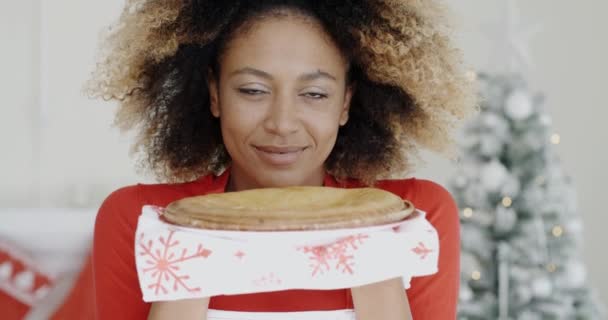 Mujer joven con una tarta de Navidad fresca — Vídeo de stock