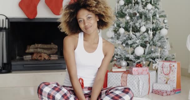 Mujer frente al árbol de Navidad — Vídeos de Stock