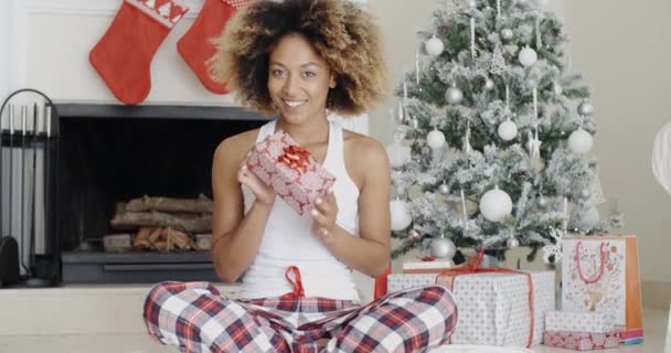 Mulher segurando presente de Natal — Vídeo de Stock