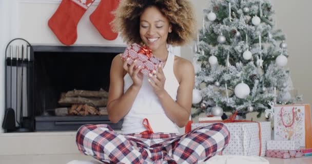 Женщина с рождественским подарком — стоковое видео