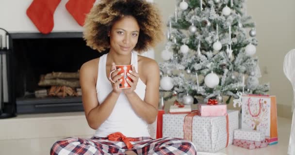 Mulher bebendo café no Natal — Vídeo de Stock