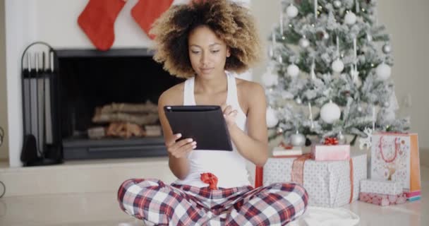 Mujer joven asistiendo a las redes sociales de Navidad — Vídeos de Stock