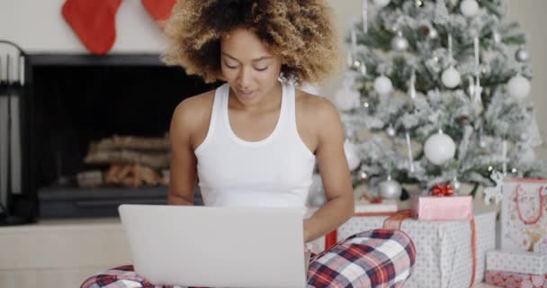 Jolie jeune étudiante devant un sapin de Noël — Video