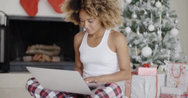 Mooie jonge student voor een kerstboom — Stockvideo