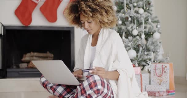 Mooie jonge vrouw het kopen van Kerstcadeaus online — Stockvideo