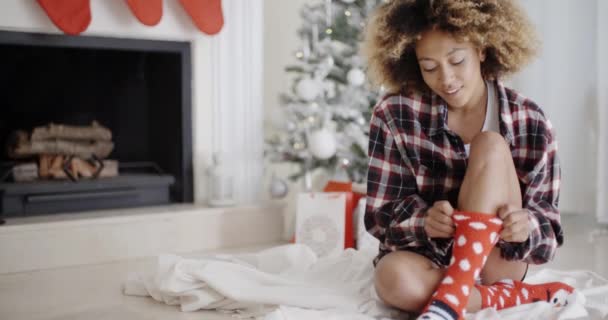 Mujer joven sonriente en una sala de estar de Navidad — Vídeos de Stock