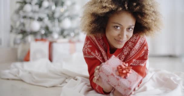 有思想的年轻女子与圣诞礼物 — 图库视频影像