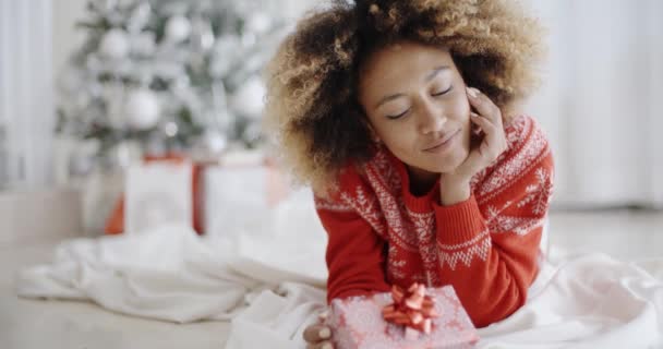 Gondolkodó fiatal nő, karácsonyi ajándék — Stock videók