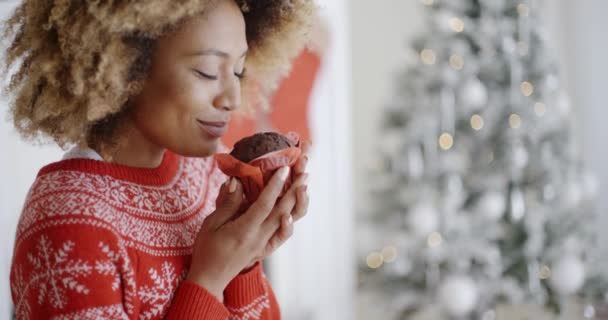 Young woman savoring a Christmas cake — Stockvideo