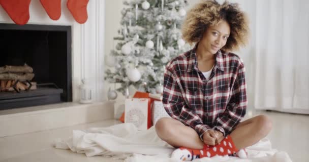 Mujer joven de moda frente a un árbol de Navidad — Vídeo de stock