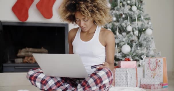 Jonge vrouw online winkelen voor Kerstmis — Stockvideo