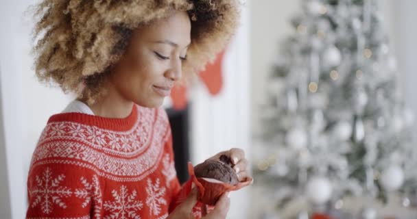 Vrouw genieten van Kerstmis traktatie — Stockvideo