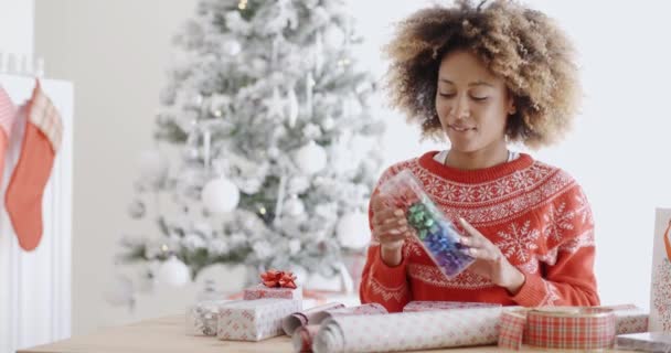 여자 포장 크리스마스 선물 — 비디오