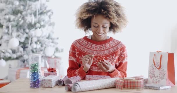 Mujer envolviendo regalos de Navidad — Vídeos de Stock