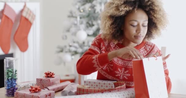 Femme enveloppant cadeaux de Noël — Video