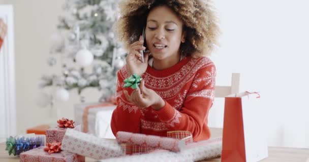 Vrouw chatten op mobiele — Stockvideo